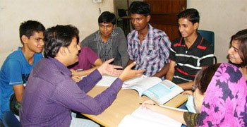Student discussion at Kumar Classes